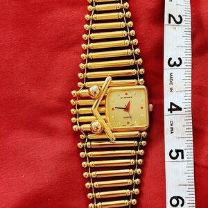 Very cool women’s watch. Fresh battery, keeps perfect time